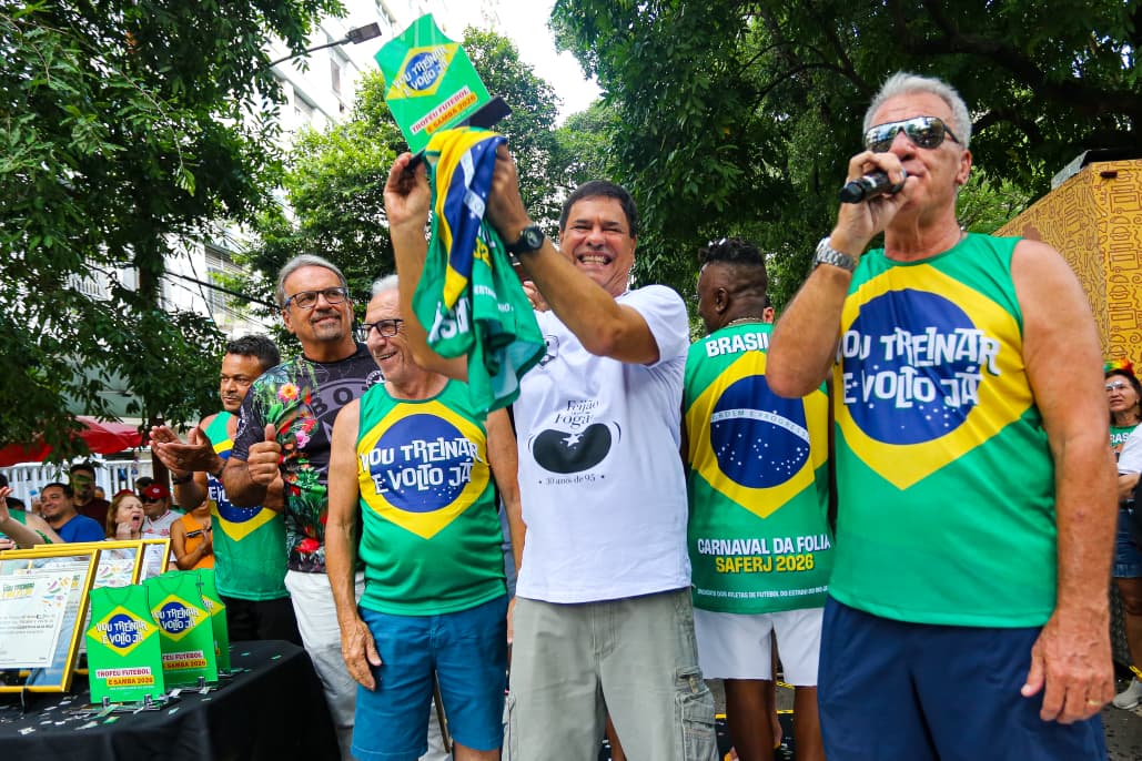 Em clima de Carnaval!
Nesse sábado de tarde, na Tijuca, O Botafogo FR, foi homenageado pelo tradicional Bloco Vou Treinar e Volto já!
Por iniciativa do seu fundador Alfredo Sampaio, o clube foi agraciado com uma placa e um troféu relativos a premiação.
“Além da sua enorme torcida, todos que amam o futebol, a despeito do time que torcem, reconhecem a importância desse gigante do futebol. Uma honra
prestar essa homenagem” declarou o Anfitrião
O presidente João Paulo foi pessoalmente convidado e, estando impossibilitado de comparecer, recomendou que fosse representado oficialmente, e que o clube desse toda a atenção ao bloco e ao Alfredo Sampaio, com muitos serviços prestados ao futebol.
Representaram o clube, o assessor do presidente, Thiago Cesario Alvim, o benemérito Antônio Carlos Mantuano e Marcelo Guimarães, responsável pelo marketing do clube.
Na ocasião, o clube retribuiu a homenagem, presenteando Alfredo Sampaio, com uma réplica oficial da medalha de campeão da Libertadores e com a medalha comemorativa dos 30 anos da conquista de 95.
Presentes vários ex-jogadores, incluindo nosso craque Nilson Dias.
#Botafogo #Carnaval