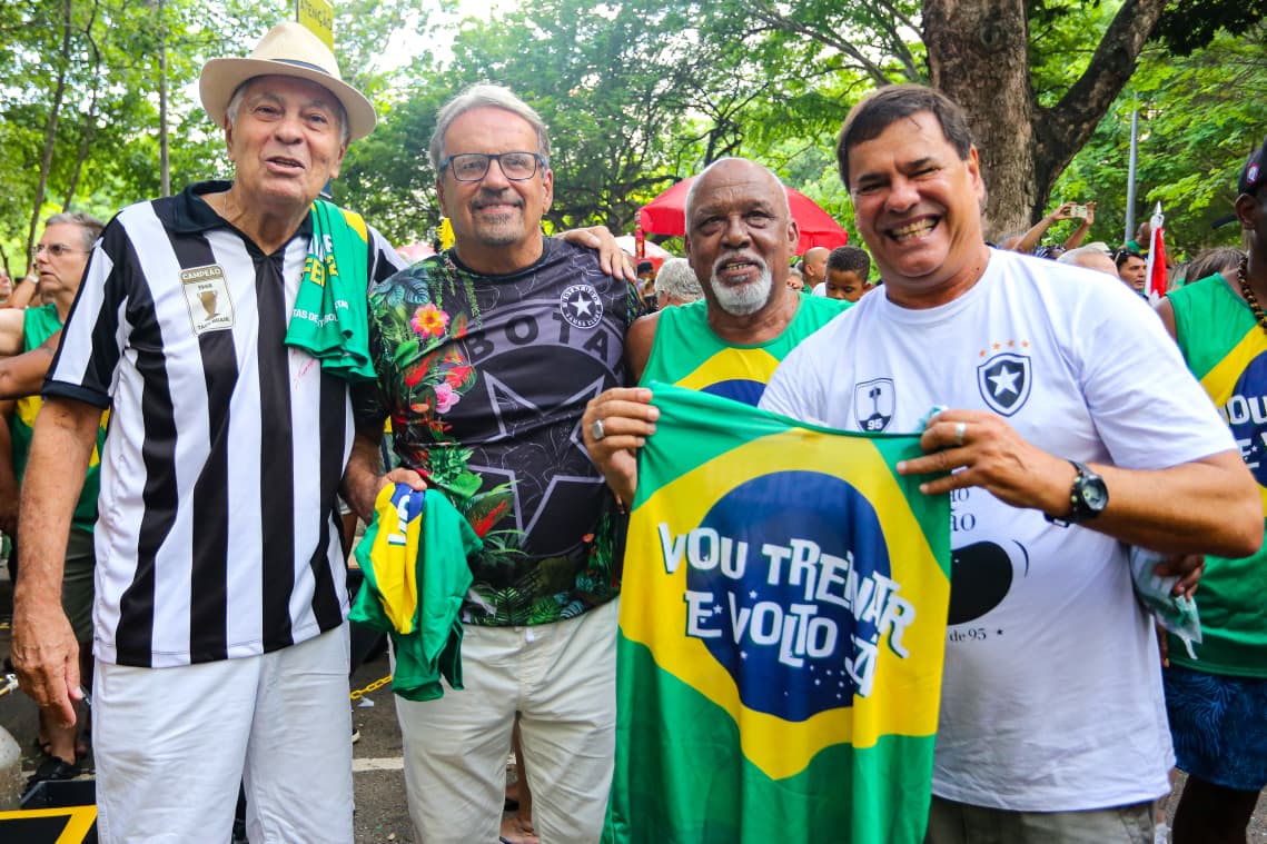 Em clima de Carnaval!
Nesse sábado de tarde, na Tijuca, O Botafogo FR, foi homenageado pelo tradicional Bloco Vou Treinar e Volto já!
Por iniciativa do seu fundador Alfredo Sampaio, o clube foi agraciado com uma placa e um troféu relativos a premiação.
“Além da sua enorme torcida, todos que amam o futebol, a despeito do time que torcem, reconhecem a importância desse gigante do futebol. Uma honra
prestar essa homenagem” declarou o Anfitrião
O presidente João Paulo foi pessoalmente convidado e, estando impossibilitado de comparecer, recomendou que fosse representado oficialmente, e que o clube desse toda a atenção ao bloco e ao Alfredo Sampaio, com muitos serviços prestados ao futebol.
Representaram o clube, o assessor do presidente, Thiago Cesario Alvim, o benemérito Antônio Carlos Mantuano e Marcelo Guimarães, responsável pelo marketing do clube.
Na ocasião, o clube retribuiu a homenagem, presenteando Alfredo Sampaio, com uma réplica oficial da medalha de campeão da Libertadores e com a medalha comemorativa dos 30 anos da conquista de 95.
Presentes vários ex-jogadores, incluindo nosso craque Nilson Dias.
#Botafogo #Carnaval