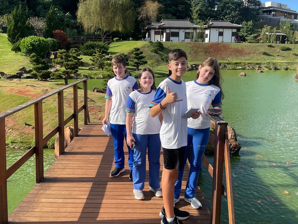 #DiaParaRelembrar 🫶🏻
Os alunos do 7° ano participaram de uma expedição investigativa em Maringá. O roteiro incluiu o Parque Ingá, onde observaram espécies de plantas e animais em seu habitat, identificando a diferença entre plantas nativas e invasoras. Em seguida, visitaram a Catedral de Maringá, apreciando sua arquitetura imponente — e alguns alunos até participaram do sacramento da confissão. Para encerrar, exploraram o Parque do Japão, onde entraram em contato com elementos culturais e arquitetônicos da cultura japonesa, além de conhecer plantas típicas de outro país.