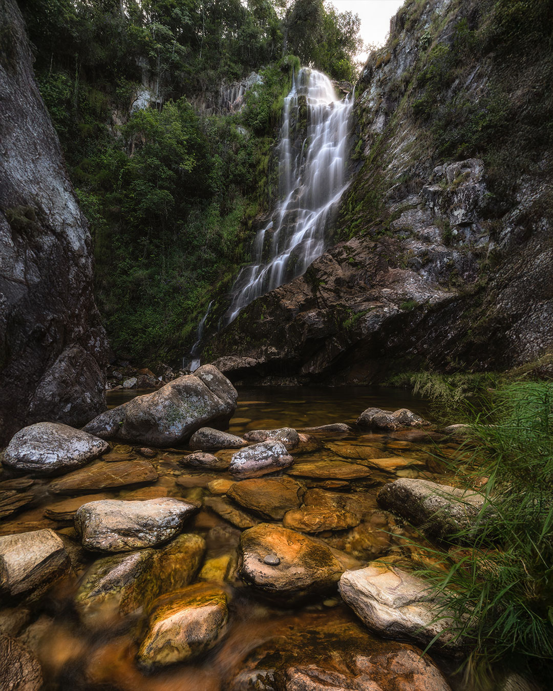 A Cachoeira do Capão Fôrro é daquelas que pra fazer foto ruim, tem que se esforçar! haha!
.
O lugar é lindo demais, e dá muitas composições diferentes! Um paraíso para os fotógrafos de paisagem!
.
#minasgerais #mg #serradacanastra #complexocapaoforro #cachoeiracapaoforro #cachoeiracascadanta #capaoforro #parquenacionaldaserradacanastra #saoroquedeminas #landscapephotography #minas_que_sera_tamem #cachoeira #brazil #canastra #trekking #trilha #hiking #hikingadventures #trilheirosdobrasil #brasil_nature #brnaturallandscapes #brazil_repost #brasil_destaque #ig_brasilnafoto_ #topofnatureza #melhor_brasil_ #topofbrazil #brazilnatural #fotografiadepaisagem #landscapephotography
