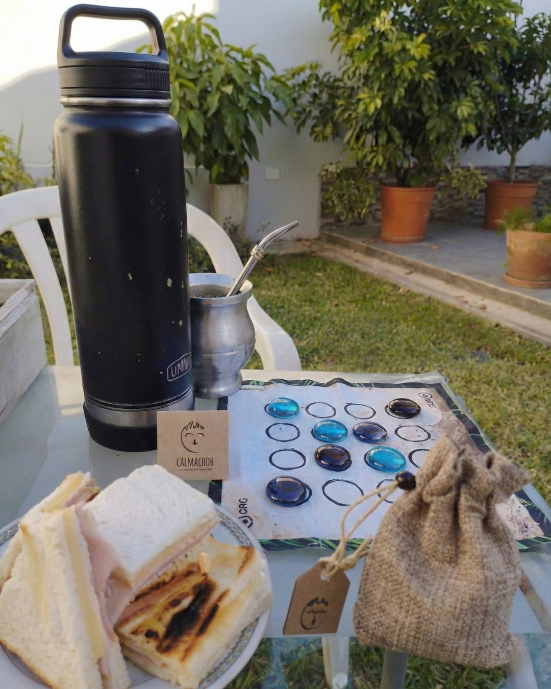 📍 El DAO ya salió de paseo muchas veces: trenes, hostels, mates al aire libre;
donde vos quieras podés jugar DAO,
cualquier momento es el indicado...En estas fotos hay mesas reales de gente que ya lo está jugando: partidas chiquitas que entran en una mochila, pero se quedan rondando en la cabeza 🧠✨Peero… UNA de estas cuatro fotos fue retocada mediante IA 😱🤖💬 ¿Podés adivinar cuál? ¿Cómo te diste cuenta? 🤔#dao #carabachuis #juegosdemesa #juegosabstractos #juegosdeviaje #boardgames #boardgamesar #viajesconjuegos