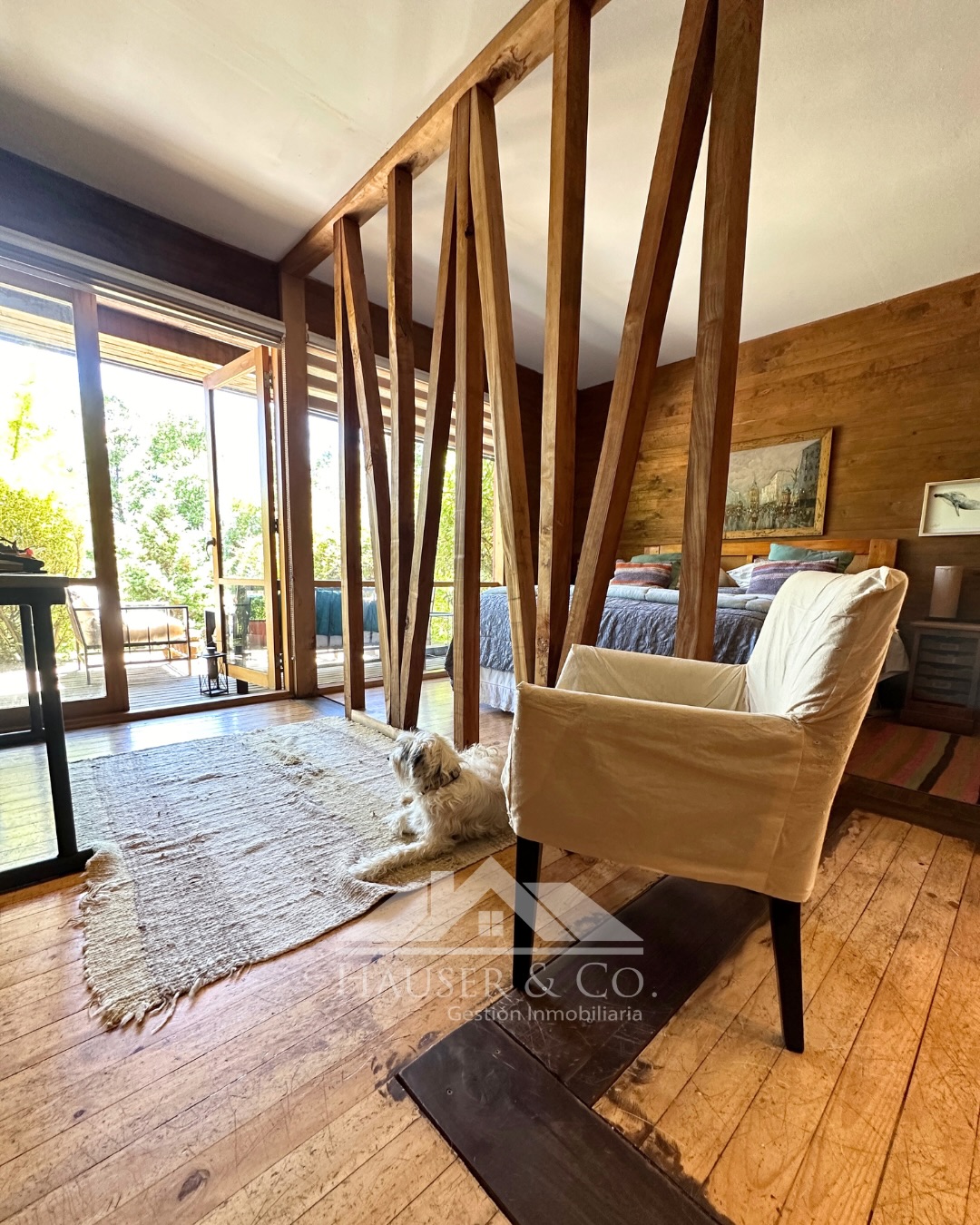 🍃Vivir rodeado de naturaleza, sin renunciar a la cercanía con Pucón, sí es posible.
Esta NUEVA CASA en VENTA de 2 plantas en Los Riscos, a solo 10 minutos de Pucón, combina amplitud, calidez y privacidad en un entorno de alto valor y proyección.
Cada espacio fue pensado para disfrutar la luz natural, la conexión con el exterior y una vida tranquila en el sur 🌿
• Living comedor a doble altura
• Cocina integrada con isla
• Terrazas, quincho y huerta
• 5.000 m² de terreno
• Potencial para cabaña de invitados o arriendo
Un hogar ideal para vivir todo el año, teletrabajar o invertir en una de las zonas con mayor plusvalía del sector lacustre.
👉 Desliza y recorre sus espacios
📩 Agenda tu visita o solicita más información por DM
🌐 Más detalles en www.hauserco.cl