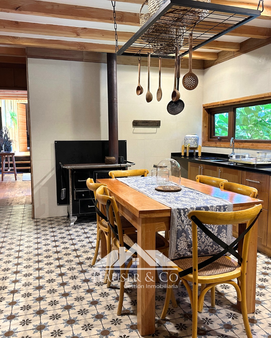 Venta | A orillas del Lago Calafquén 🌊🏡
Maravillosa casa en primera línea de lago, ubicada en la orilla sur del Lago Calafquén, rodeada de naturaleza, privacidad y con acceso directo a la playa. Diseñada para el descanso y la vida en familia, con una arquitectura que se integra armónicamente al paisaje del sur de Chile.
Con 5 dormitorios, amplios espacios interiores, living con chimenea, terrazas con vista al lago y una cuidada decoración realizada por interiorista, esta propiedad combina confort, diseño y entorno natural en su máxima expresión.
Ideal para quienes buscan una casa de segunda vivienda, inversión patrimonial o un refugio familiar a solo 15 minutos de Panguipulli, con vista al volcán Villarrica desde la playa y un entorno exclusivo.
📍 Lago Calafquén – Región de Los Ríos
💰 Valor venta: UF 22.000
📐 Parcela de 8.420 m² | Casa 369,7 m²
🌿 Primera línea | Playa privada | Quincho | Hot tub
🌐 Más información, fotos y video tour completo en nuestra web https://hauserco.cl/propiedad/casa-orilla-de-playa-linda-calafquen/
📲 Contáctanos para coordinar visita
#CasaEnVenta #LagoCalafquén #PropiedadesDeLujo #SurDeChile