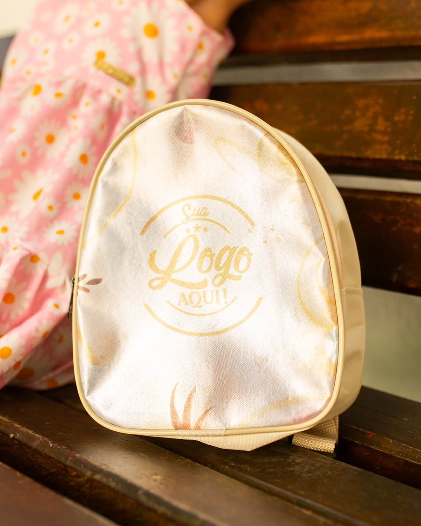 Uma bolsa pensada para o dia a dia das crianças e para a tranquilidade dos pais 💛🎒
Levar o lanche fica mais prático, organizado e seguro quando a bolsa é feita sob medida, com material de qualidade e um design que encanta.
Além de funcional, ela carrega identidade, cuidado e carinho em cada detalhe — porque os pequenos merecem o melhor desde cedo ✨
🔸 Produção personalizada
🔸 Ideal para escolas, eventos e kits infantis
🔸 Pedido mínimo: 30 unidades
Fale com a Isis Bolsas e leve esse cuidado para a sua marca 💬