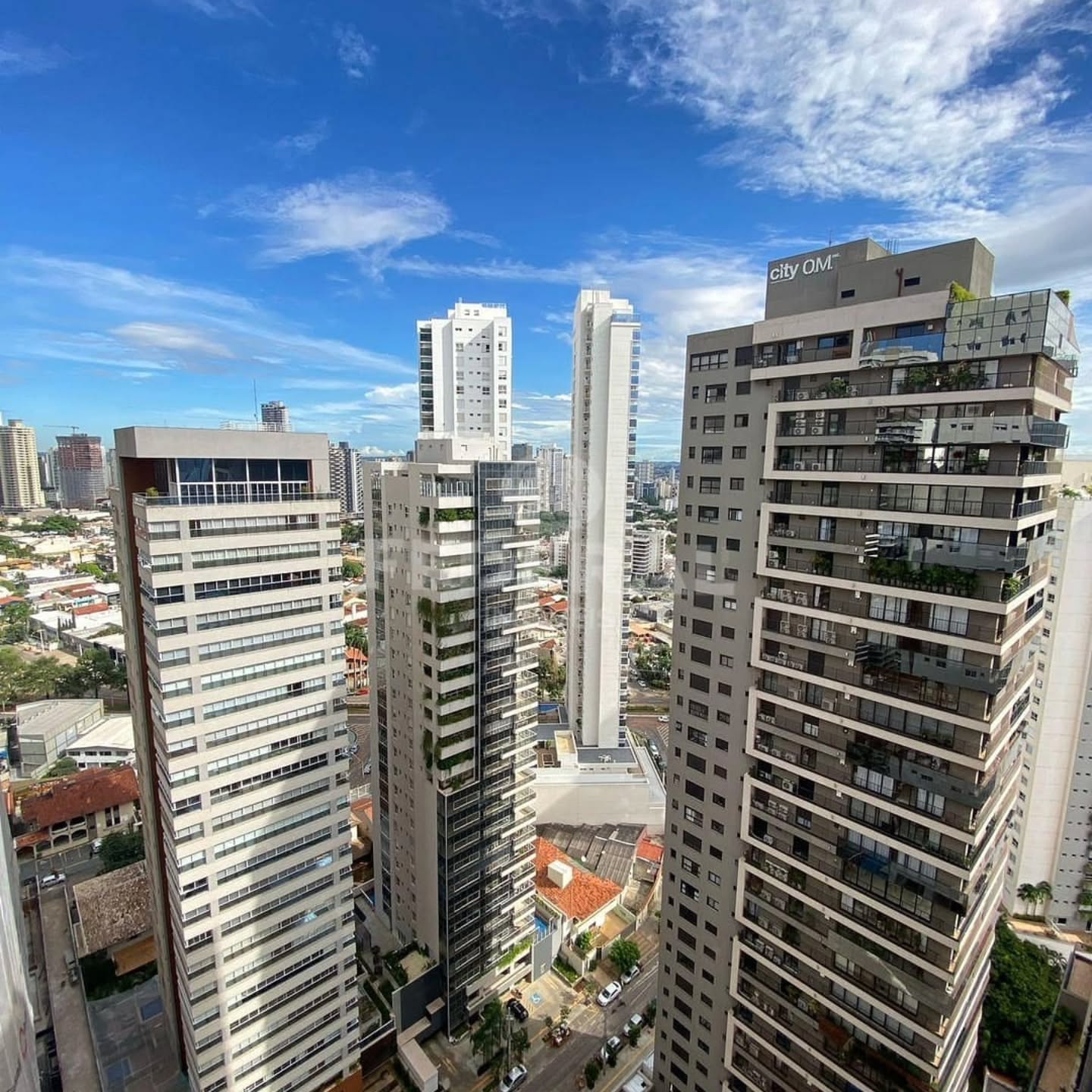 #ALUGUEL
✨ Quer morar a poucos passos do Parque Areião?
Apartamento alto padrão MOBILIADO, com elevador privativo e acabamento impecável em móveis e marcenaria.
São 3 suítes plenas, ricas em armários, sala de estar e jantar integradas, mobiliadas e com projeto de iluminação e som ambiente.
🍷 Varanda gourmet com churrasqueira
🍽️ Cozinha completa, com eletrodomésticos de primeira linha
🧺 Área de serviço com máquina de lavar
🚿 Banheiro de serviço
🚗 2 vagas de garagem
🏢 Área de lazer completa:
🏋️ Academia
🏊 Piscina aquecida (adulto e infantil)
🔥 Área gourmet com churrasqueira
🎬 Espaço cinema
📍 Setor Marista | Próximo ao Parque Areião.
📲 Entre em contato com a Federal Imóveis e agende sua visita.
#FederalImóveis
#ApartamentoMobiliado
#SetorMarista
ParqueAreião