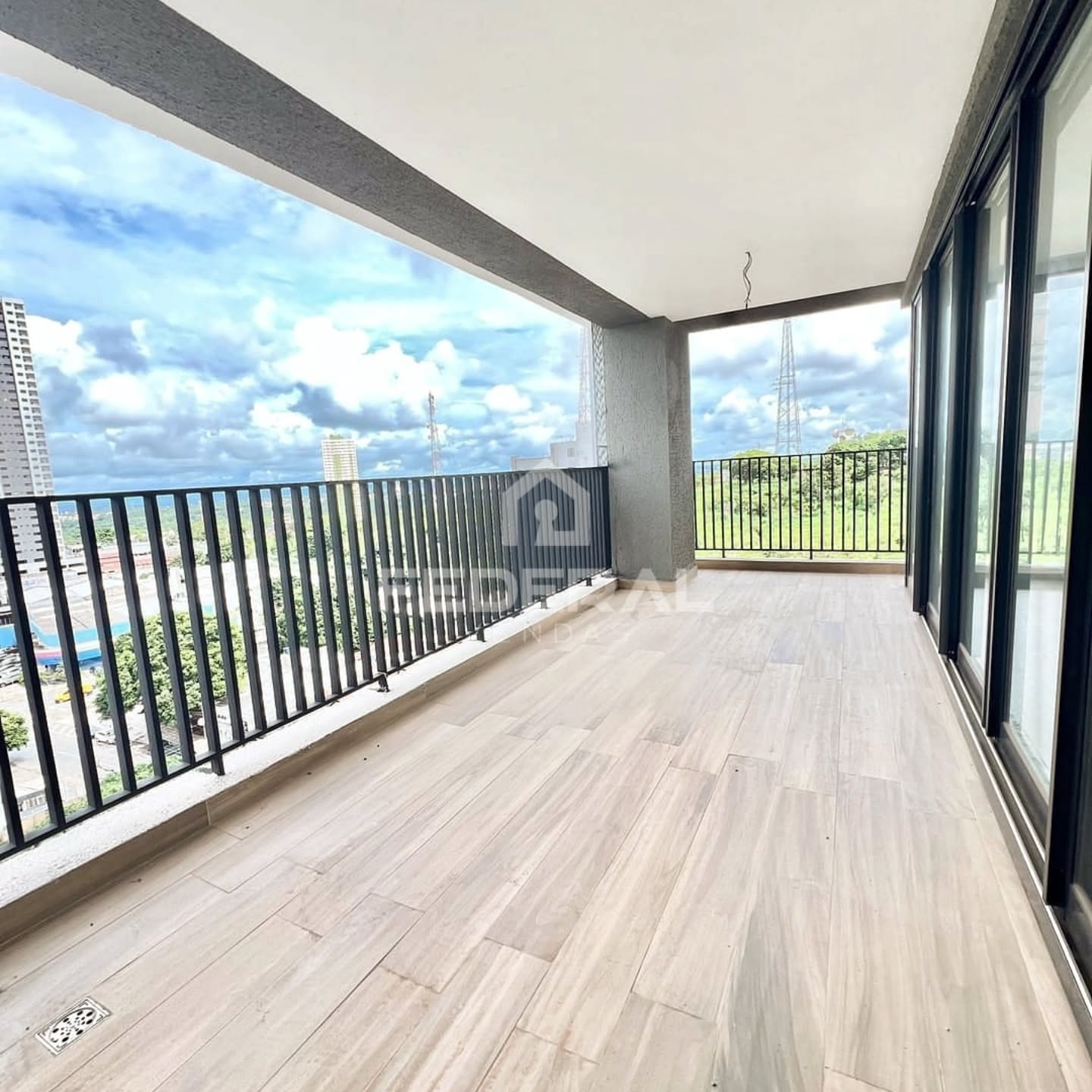 #VENDA | #SETORSERRINHA
Apresentamos este imponente apartamento de 3 suítes está localizado no Opus Tellure, na desejada região da Serrinha, em Goiânia.
Um imóvel recém-construído (2025) que traduz elegância, arquitetura contemporânea e alto padrão construtivo.
📐 199 m² de área total
🛏️ 3 suítes plenas
🚿 5 banheiros
🌆 Varanda com vista panorâmica
🍽️ Cozinha com bancada em granito preto
🛋️ Sala de estar e jantar amplas, com excelente iluminação natural
🏙️ Andar alto | 🐾 Aceita pet
O condomínio oferece uma experiência completa de morar bem:
🏋️ Academia | 🎉 Salão de festas | 🧸 Brinquedoteca
🎮 Salão de jogos | 🌿 Playground
🔐 Portaria 24h | 🚪 Elevador privativo | 📹 Segurança completa.
Um empreendimento exclusivo, bem localizado, próximo a comércios, serviços e vias de fácil acesso — ideal para quem busca conforto, privacidade e valorização patrimonial.
💰 Valor de venda: R$ 2.200.000
💼 Condomínio: R$ 1.100
📲 Entre em contato e agende sua visita.
(62) 98408-3099
#FederalVendas
#FederalImóveis
#OpusTellure