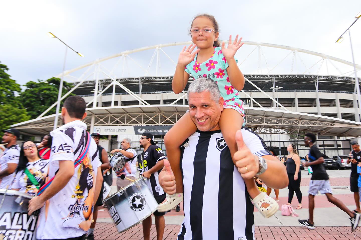 A Botafogo Samba Clube arranca rumo a Sapucaí!
No penúltimo ensaio de rua antes do desfile, a escola alvinegra mostrou a alegria e garra de sempre. Tendo como pano de fundo nosso estádio e contando com o apoio do clube, Burle Marx foi exaltado com toda força da comunidade alvinegra.
Vamos pra cima!
#botafogo #botafogosambaclube #botafogosocialolimpico
📸 @foto_wallacelima