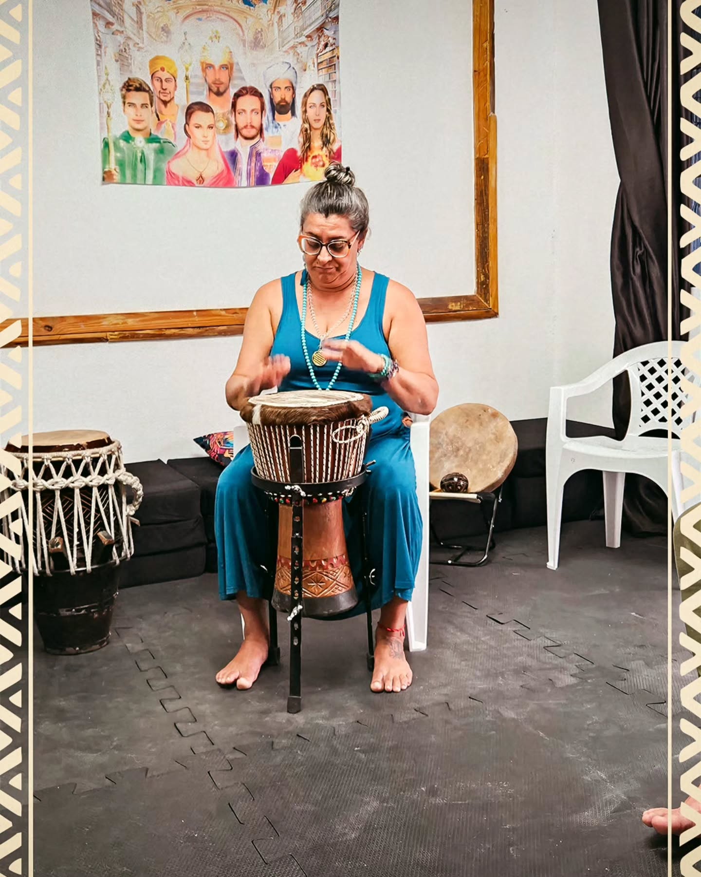No último sábado algo bonito aconteceu aqui na Chácara Kumbaya.
Pessoas que muitas vezes nunca haviam se visto chegaram, sentaram em círculo…
e começaram a tocar.
No começo, cada um no seu ritmo.
Pouco a pouco, os sons foram se encontrando.
O tambor tem esse poder:
ele organiza o caos, conecta pessoas e desperta algo muito antigo dentro de nós.
Não é sobre saber tocar.
É sobre sentir.
No final, já não era mais um grupo de pessoas…
era um círculo pulsando no mesmo ritmo.
Gratidão a todas e todos que fizeram parte dessa jornada.
Se você sente o chamado para viver algo assim também, acompanhe as próximas vivências.
✨ link na bio
#tambor
#ritmoancestral
#vivenciaconsciente
#autoconhecimento
#chacarakumbaya