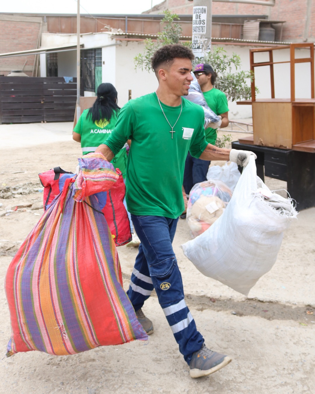 Cada objeto que recibimos viene con una intención detrás. Y para nosotros, eso es lo más importante. 💚 Por eso, no se trata solo de recoger y entregar. Nuestro equipo se encarga de que cada mueble, ropa o juguete llegue en las mejores condiciones, con el mismo cuidado y respeto con el que fue donado. Porque así como alguien decidió dar con cariño, nosotros también creemos en entregar de la misma manera.
Es en esos detalles donde realmente se siente el impacto. ☺️