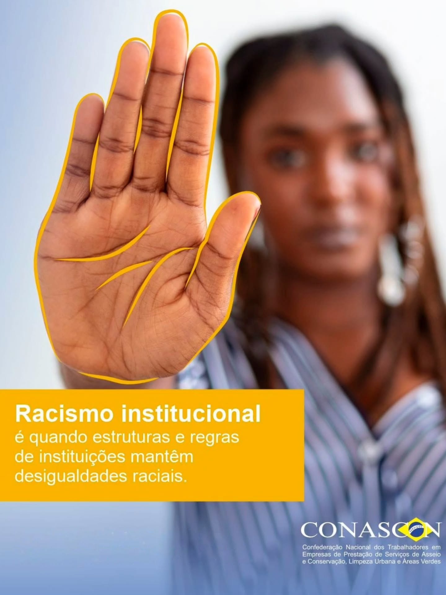 21 de Março – Dia Internacional da Eliminação da Discriminação Racial
O racismo não aparece só em atitudes explícitas.
Ele também está nas dificuldades que muitos trabalhadores enfrentam todos os dias.
Quando falamos de racismo estrutural, estamos falando de uma desigualdade que faz parte da sociedade — e que impacta oportunidades, salários e condições de vida.
O racismo institucional acontece quando empresas e órgãos tratam pessoas de forma desigual por causa da raça, seja na contratação, na promoção ou no atendimento.
E a interseccionalidade mostra que essas dificuldades podem ser ainda maiores quando se somam com outras desigualdades — como no caso das mulheres negras.
No setor de limpeza urbana, asseio e conservação, essa realidade ainda está presente e precisa ser enfrentada.
A Secretaria da Mulher e Diversidade Humana da Conascon é atuante e trabalha no apoio a políticas e ações que combatam qualquer tipo de violência e discriminação, fortalecendo o respeito, a igualdade e a dignidade na sociedade e no ambiente de trabalho.
📢 Racismo é crime.
📢 Respeito é direito.
Se você sofrer ou presenciar discriminação, procure o sindicato.
Combater o racismo é responsabilidade de todos.