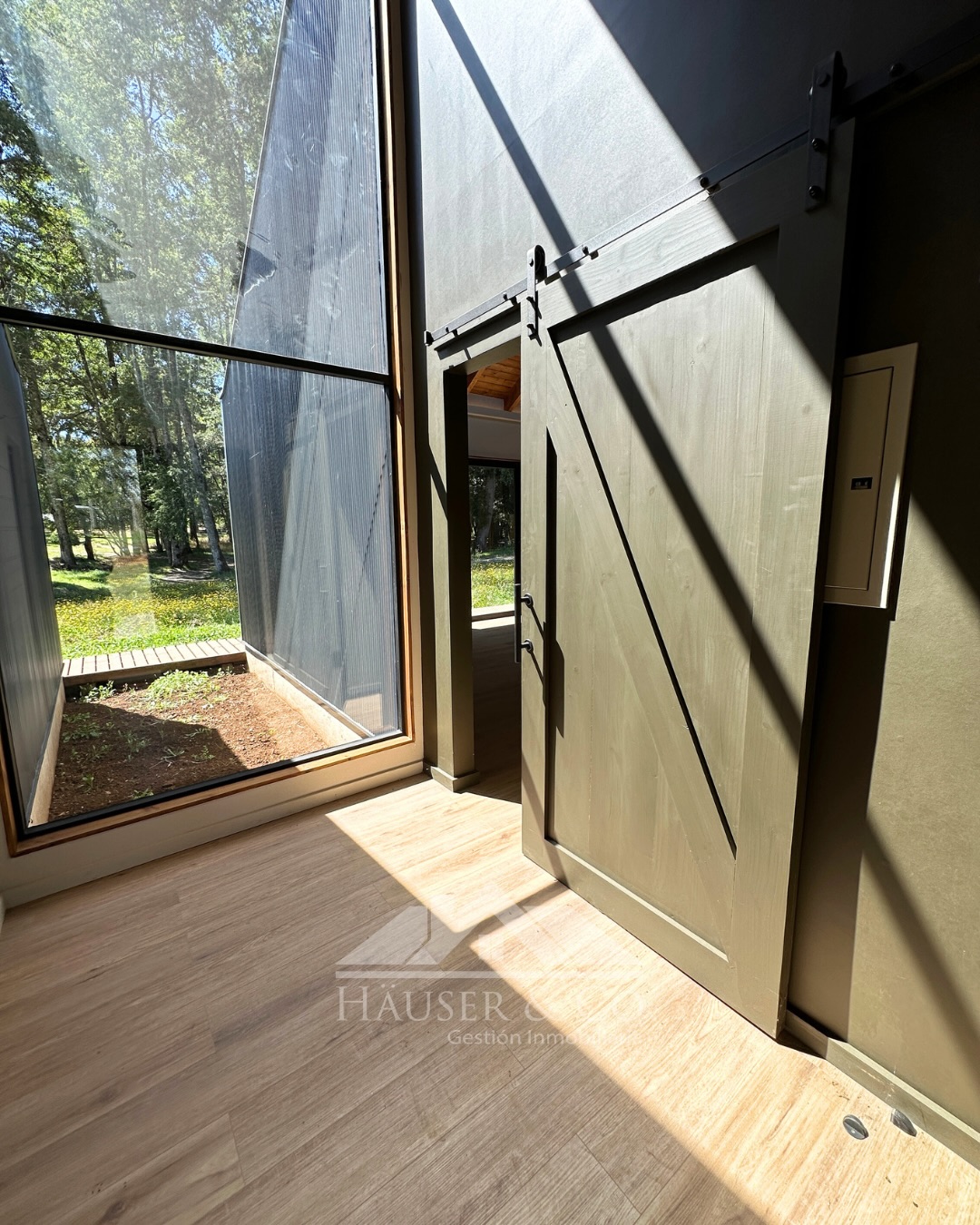 🌿 Casa en VENTA Villarrica | Moderna, cálida y rodeada de naturaleza 🌿
Excelente oportunidad de inversión en el sur de Chile. Esta espectacular casa de 1 planta, ubicada a solo minutos de Villarrica, combina diseño contemporáneo, confort térmico de alto nivel y un entorno único de bosque nativo 🌳
✨ Valor Venta: UF 8.000
Ubicada en Condominio Parque Casa Campo, con acceso pavimentado y excelente conectividad (Ruta Villarrica–Loncoche Km 12,5), a solo minutos del Colegio Oxford.
🏡 Características principales:
• 180 m² construidos en parcela de 5.000 m²
• Casa nueva con altos estándares de aislación y eficiencia térmica
• Orientación nororiente, ideal para luz natural todo el año
• Living-comedor integrado con salida a terraza y zona de parrilla
• Cocina equipada + logia interior
• 3 dormitorios + sala de estar
• Dormitorio principal en suite con walking closet
• Terraza y garage techado para 2 autos
🔥 Confort para todo el año:
• Calefacción central a gas con radiadores
• Ventanas termopanel PVC
• Excelente hermeticidad y aislación
🌲 Entorno y plusvalía:
• Condominio con acceso controlado
• Electricidad subterránea + agua de pozo
• Factibilidad de fibra óptica
• Gastos comunes aprox. $50.000
✔️ Recepción municipal al día
✔️ Ideal Inversionista / Traspaso Arriendo Actual
Una propiedad pensada para quienes buscan INVERTIR en un entorno que otorgue calidad de vida, tranquilidad y conexión con la naturaleza sin alejarse de la ciudad.
📩 Escríbenos por DM para agendar visita o más información vía wsp +56975598897
.
.
#CasaEnVentaVillarrica #CasaEnArriendoVillarrica #PropiedadesVillarrica #SurDeChile #VivirEnElSur InversiónInmobiliariaChile CasaModerna VillarricaChile ParcelasChile BienesRaícesChile CasaEnParcela VidaEnLaNaturaleza Sur39