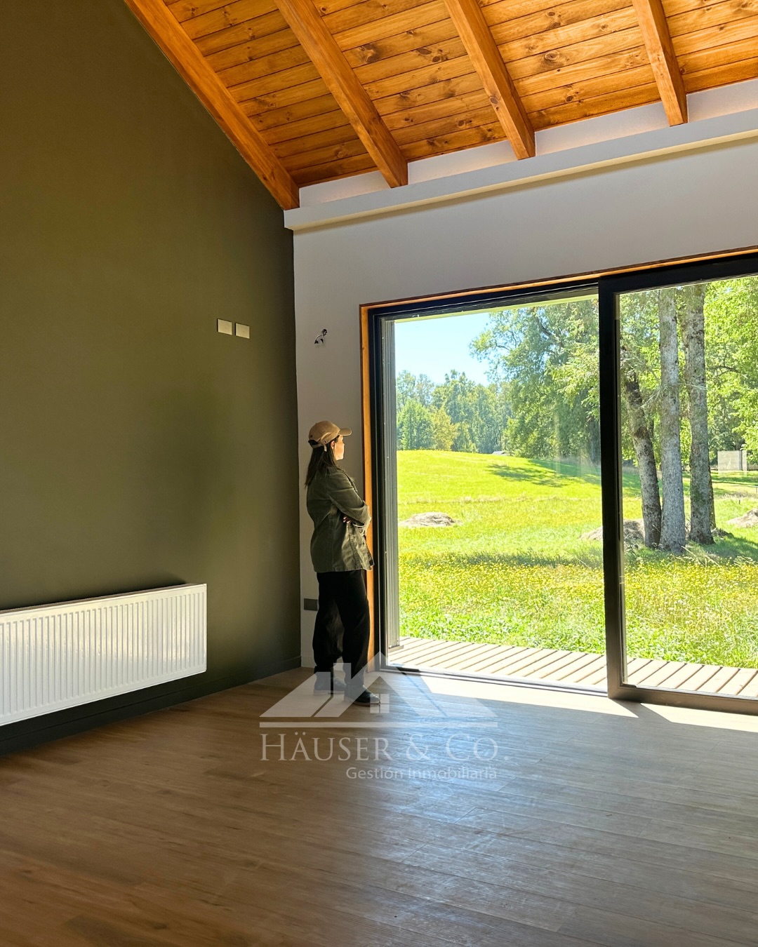🌿 Casa en VENTA Villarrica | Moderna, cálida y rodeada de naturaleza 🌿
Excelente oportunidad de inversión en el sur de Chile. Esta espectacular casa de 1 planta, ubicada a solo minutos de Villarrica, combina diseño contemporáneo, confort térmico de alto nivel y un entorno único de bosque nativo 🌳
✨ Valor Venta: UF 8.000
Ubicada en Condominio Parque Casa Campo, con acceso pavimentado y excelente conectividad (Ruta Villarrica–Loncoche Km 12,5), a solo minutos del Colegio Oxford.
🏡 Características principales:
• 180 m² construidos en parcela de 5.000 m²
• Casa nueva con altos estándares de aislación y eficiencia térmica
• Orientación nororiente, ideal para luz natural todo el año
• Living-comedor integrado con salida a terraza y zona de parrilla
• Cocina equipada + logia interior
• 3 dormitorios + sala de estar
• Dormitorio principal en suite con walking closet
• Terraza y garage techado para 2 autos
🔥 Confort para todo el año:
• Calefacción central a gas con radiadores
• Ventanas termopanel PVC
• Excelente hermeticidad y aislación
🌲 Entorno y plusvalía:
• Condominio con acceso controlado
• Electricidad subterránea + agua de pozo
• Factibilidad de fibra óptica
• Gastos comunes aprox. $50.000
✔️ Recepción municipal al día
✔️ Ideal Inversionista / Traspaso Arriendo Actual
Una propiedad pensada para quienes buscan INVERTIR en un entorno que otorgue calidad de vida, tranquilidad y conexión con la naturaleza sin alejarse de la ciudad.
📩 Escríbenos por DM para agendar visita o más información vía wsp +56975598897
.
.
#CasaEnVentaVillarrica #CasaEnArriendoVillarrica #PropiedadesVillarrica #SurDeChile #VivirEnElSur InversiónInmobiliariaChile CasaModerna VillarricaChile ParcelasChile BienesRaícesChile CasaEnParcela VidaEnLaNaturaleza Sur39