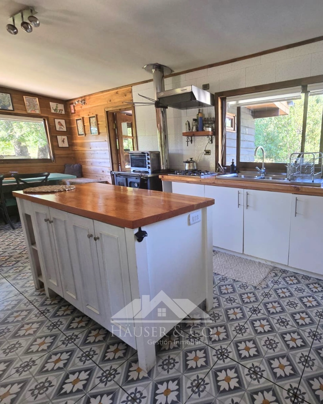 OPORTUNIDAD Casa en parcela en venta en Villarrica | UF 6.100
𝐂𝐚𝐬𝐚 𝐋𝐨𝐢𝐜𝐚 𝐅𝐥𝐨𝐫 𝐝𝐞 𝐂𝐨𝐧𝐪𝐮𝐢𝐥 𝐕𝐢𝐥𝐥𝐚𝐫𝐫𝐢𝐜𝐚
Difícil encontrar hoy una propiedad con esta ubicación, metraje y entorno a este precio.
📍 Segunda Faja, a minutos del centro, Colegio Alemán y Hospital
▫️ 140 m² construidos
▫️ Parcela de 5.000 m²
▫️ 3 dormitorios + sala de estar
▫️ Energía solar + pozo de agua
▫️ Entorno natural y residencial
Una excelente OPORTUNIDAD para vivir o invertir en el sur, con conectividad, tranquilidad y alto potencial de valorización.
📩 Escríbenos DM o llámanos +56975598897 y agenda tu visita.