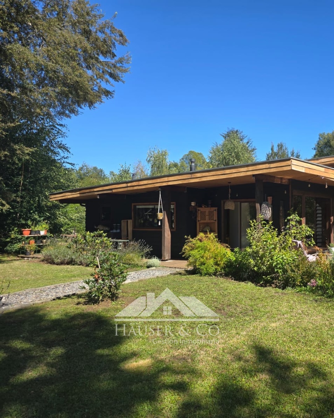 OPORTUNIDAD Casa en parcela en venta en Villarrica | UF 6.100
𝐂𝐚𝐬𝐚 𝐋𝐨𝐢𝐜𝐚 𝐅𝐥𝐨𝐫 𝐝𝐞 𝐂𝐨𝐧𝐪𝐮𝐢𝐥 𝐕𝐢𝐥𝐥𝐚𝐫𝐫𝐢𝐜𝐚
Difícil encontrar hoy una propiedad con esta ubicación, metraje y entorno a este precio.
📍 Segunda Faja, a minutos del centro, Colegio Alemán y Hospital
▫️ 140 m² construidos
▫️ Parcela de 5.000 m²
▫️ 3 dormitorios + sala de estar
▫️ Energía solar + pozo de agua
▫️ Entorno natural y residencial
Una excelente OPORTUNIDAD para vivir o invertir en el sur, con conectividad, tranquilidad y alto potencial de valorización.
📩 Escríbenos DM o llámanos +56975598897 y agenda tu visita.