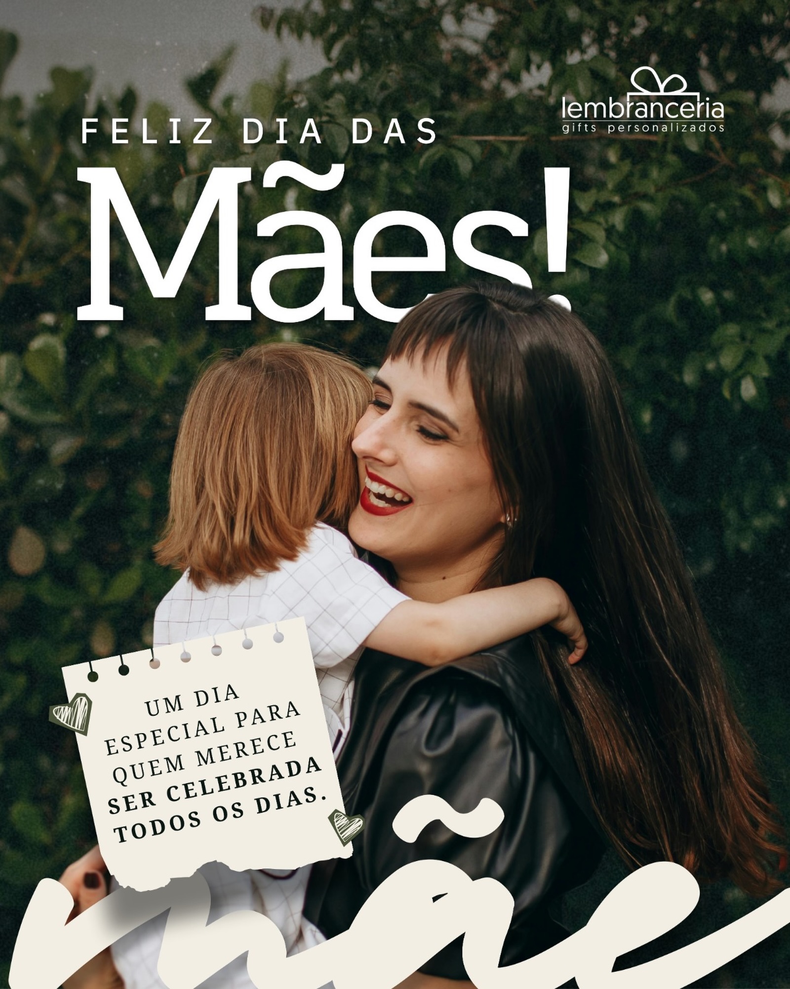 Mãe é abraço, cuidado, força e amor em cada detalhe. 🤍 Neste Dia das Mães, transforme carinho em lembranças que ficam para sempre com presentes personalizados feitos com amor. ✨ Porque quem merece ser celebrada… merece todos os dias. 🌷 Encomende o presente perfeito com a @lembranceriagiftspersonalizados 🎁 #diadasmaēs #presentespersonalizado #lembrançascomamor #amor