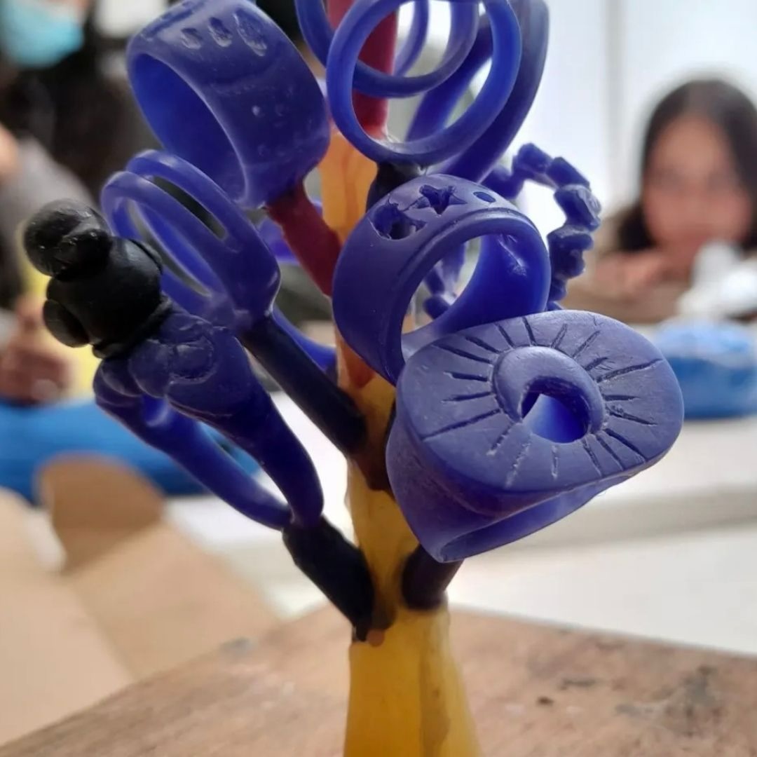 Junio y julio llegan con cursos maravillosos.
Iniciamos con un Workshop con Ricardo Domingo @ricardomingo @braincelona_oficial sobre ADN, identidad y marcas.
Seguimos con:
1. curso de creación de moldes y procesos escultóricos aplicados a la joyería con @david__salge.
2. Curso de filigrana nivel básico e intermedio con @jessicazabala.joyas
3. Curso de engaste nivel básico con @fabian.l.espitia
4. Y un nuevo curso de profundización y talla de cera con @alexanderomeroreyes
Próximamente más información!!!