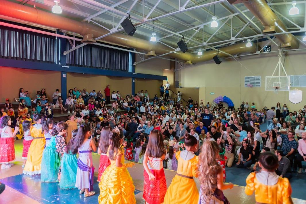La magia de Disney llegó a nuestro escenario y cada uno de nuestros artistas lució increíble en un festival lleno de alegría, colores y mucho amor a Papá y Mamá🤩💙
Los más pequeñitos nunca dejan de sorprendernos, les compartimos momentos hermosos del festival “Magical Disney” de #Preescolar 2026🥰
#SomosFélix #Festival #EducandoEnValores #ColegioBilingüe