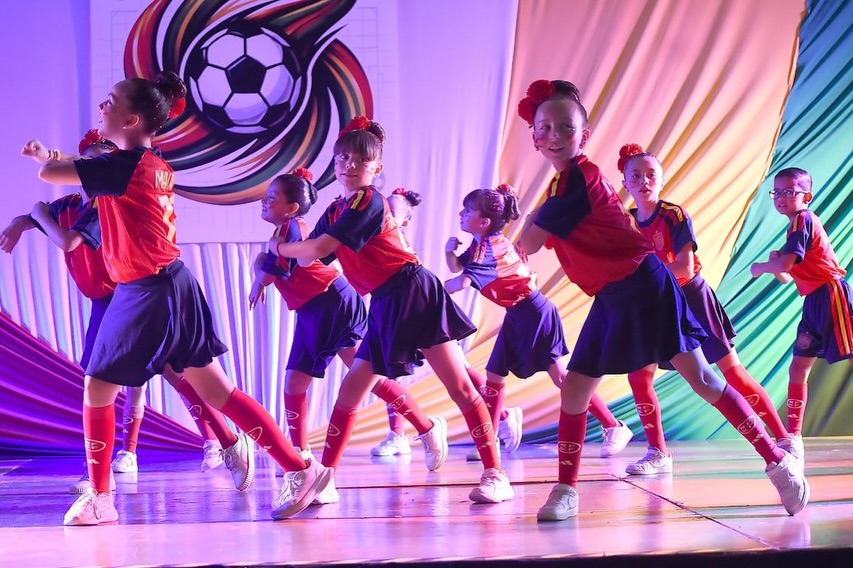 Festival primaria 2026 “Pasión Mundialista”⚽️✨
Festejar a Papá y Mamá es el mejor motivo para unir familias y disfrutar el talento de nuestros artistas.
Cada sonrisa arriba y abajo del escenario nos llena el alma 🥰🤩 Compartimos momentos vividos este 28 de mayo 🙌🏻
#Primaria #Festival #EducandoEnValores