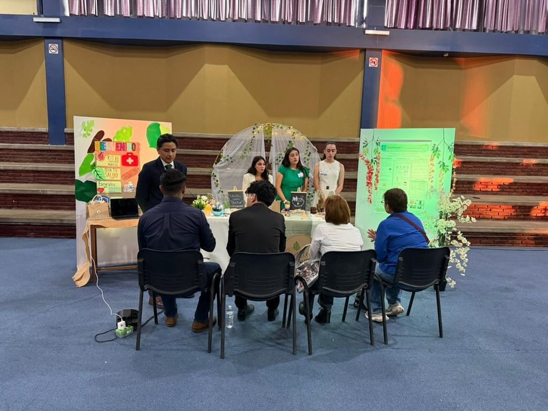 Edición Vigésimo Séptima de Expo Ciencias FJR #Prepa
Alumnos de sexto semestre compitieron con sus proyectos de física, química y biología e hicieron su última presentación dentro de la feria que es una tradición en nuestra Preparatoria en la que llevamos a los estudiantes a desarrollar proyectos con conocimientos aplicados. Jueces externos son los encargados de analizar y definir ganadores.
Compañeros de segundo y cuarto semestre presentaron como exhibición proyectos de sus materias de química y física. Felicitamos a todos por su desempeño y preparación 🤩🙌🏻
#PrepaFélix #Expociencias #SomosFélix #EducandoEnValores