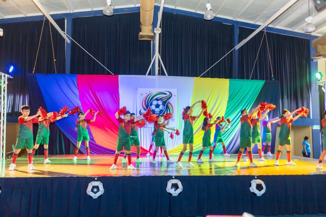 Festival primaria 2026 “Pasión Mundialista”⚽️✨
Festejar a Papá y Mamá es el mejor motivo para unir familias y disfrutar el talento de nuestros artistas.
Cada sonrisa arriba y abajo del escenario nos llena el alma 🥰🤩 Compartimos momentos vividos este 28 de mayo 🙌🏻
#Primaria #Festival #EducandoEnValores