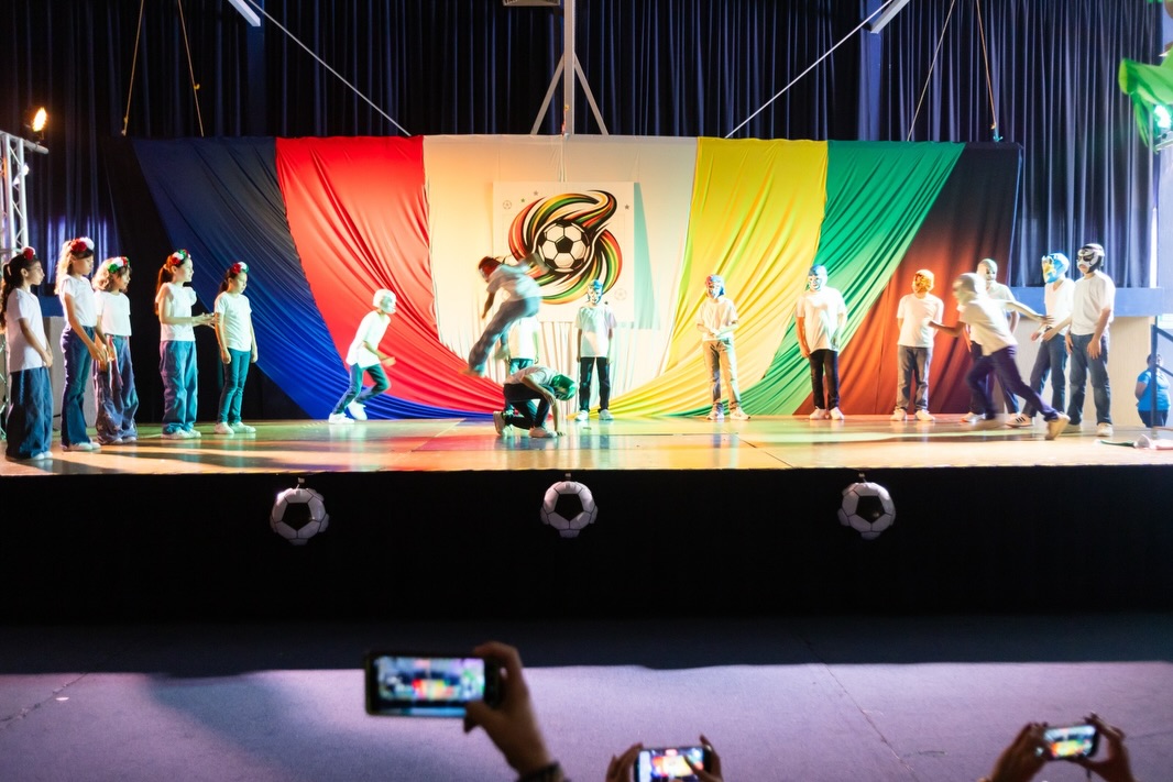 Festival primaria 2026 “Pasión Mundialista”⚽️✨
Festejar a Papá y Mamá es el mejor motivo para unir familias y disfrutar el talento de nuestros artistas.
Cada sonrisa arriba y abajo del escenario nos llena el alma 🥰🤩 Compartimos momentos vividos este 28 de mayo 🙌🏻
#Primaria #Festival #EducandoEnValores