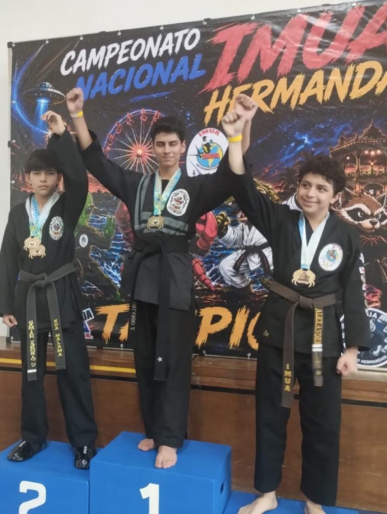 Te presentamos a Orlando René Zelaya orgullo Félix 🙌🏻
Orlando es el primer alumno en obtener Cinta Negra de Arte Marcial Limalama entrenando con el Maestro Sotero Guevara Cinturón Negro 6ºgrado Limalama.
Todo su entrenamiento se llevó a cabo en las clases extracurriculares que ofrece nuestro Colegio para los alumos y que Orlando de manera destacada y viviendo los valores de respeto, perseverancia, dedicación y un alto nivel de compromiso que nuestro Colegio fomenta, al cabo de cuatro años hoy logra ser cinta negra.
Torneos en que nos ha representado por destacar algunos: SAMOA 2024, KOA MALAMA 202, IMUA Hermandad 2026 en el que obtuvo 🥇 en pelea continua. Actualmente se prepara para el Torneo Nacional KEY KAMEHAMEHA a realizarse en Zacatecas del 26 al 28 de junio, torneo en el que además de representar a nuestro Colegio será parte de la Delegación de Tamaulipas.
Joven destacado, familiar y lleno de cualidades, hoy le aplaudimos de pie a Orlando, su familia y a su entrenador. #100%orgulloFelix