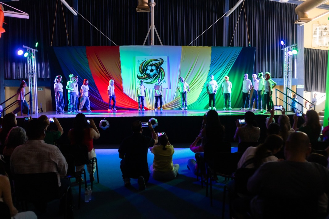 Festival primaria 2026 “Pasión Mundialista”⚽️✨
Festejar a Papá y Mamá es el mejor motivo para unir familias y disfrutar el talento de nuestros artistas.
Cada sonrisa arriba y abajo del escenario nos llena el alma 🥰🤩 Compartimos momentos vividos este 28 de mayo 🙌🏻
#Primaria #Festival #EducandoEnValores