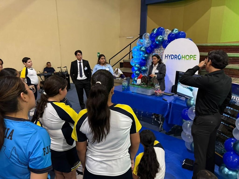 Edición Vigésimo Séptima de Expo Ciencias FJR #Prepa
Alumnos de sexto semestre compitieron con sus proyectos de física, química y biología e hicieron su última presentación dentro de la feria que es una tradición en nuestra Preparatoria en la que llevamos a los estudiantes a desarrollar proyectos con conocimientos aplicados. Jueces externos son los encargados de analizar y definir ganadores.
Compañeros de segundo y cuarto semestre presentaron como exhibición proyectos de sus materias de química y física. Felicitamos a todos por su desempeño y preparación 🤩🙌🏻
#PrepaFélix #Expociencias #SomosFélix #EducandoEnValores