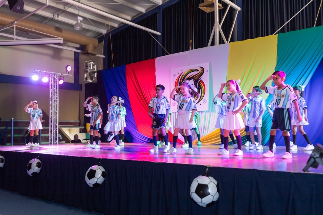 Festival primaria 2026 “Pasión Mundialista”⚽️✨
Festejar a Papá y Mamá es el mejor motivo para unir familias y disfrutar el talento de nuestros artistas.
Cada sonrisa arriba y abajo del escenario nos llena el alma 🥰🤩 Compartimos momentos vividos este 28 de mayo 🙌🏻
#Primaria #Festival #EducandoEnValores