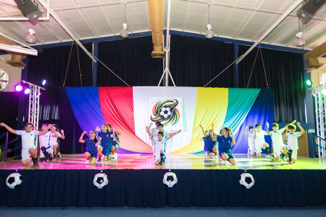 Festival primaria 2026 “Pasión Mundialista”⚽️✨
Festejar a Papá y Mamá es el mejor motivo para unir familias y disfrutar el talento de nuestros artistas.
Cada sonrisa arriba y abajo del escenario nos llena el alma 🥰🤩 Compartimos momentos vividos este 28 de mayo 🙌🏻
#Primaria #Festival #EducandoEnValores