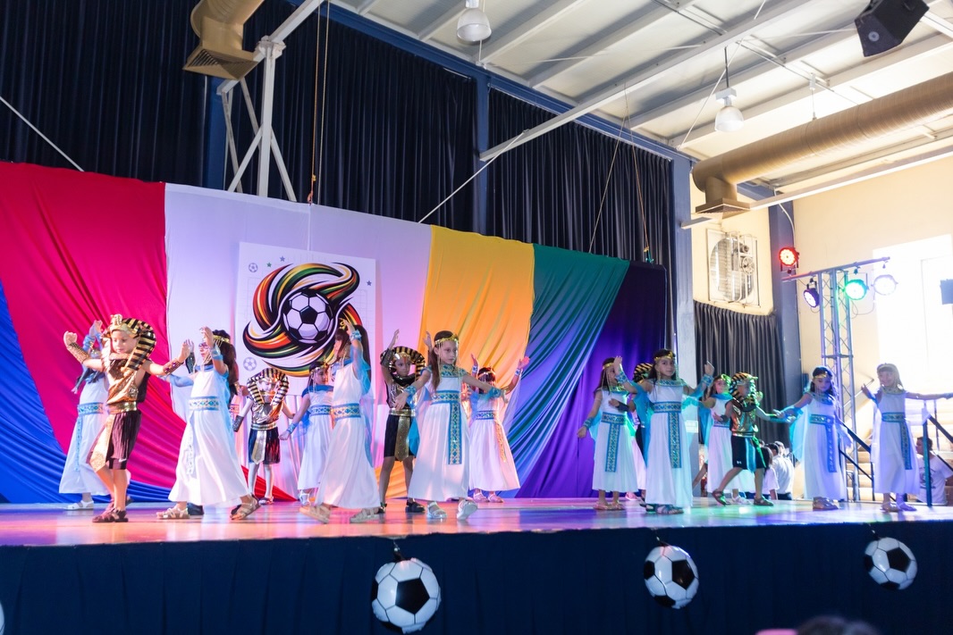 Festival primaria 2026 “Pasión Mundialista”⚽️✨
Festejar a Papá y Mamá es el mejor motivo para unir familias y disfrutar el talento de nuestros artistas.
Cada sonrisa arriba y abajo del escenario nos llena el alma 🥰🤩 Compartimos momentos vividos este 28 de mayo 🙌🏻
#Primaria #Festival #EducandoEnValores