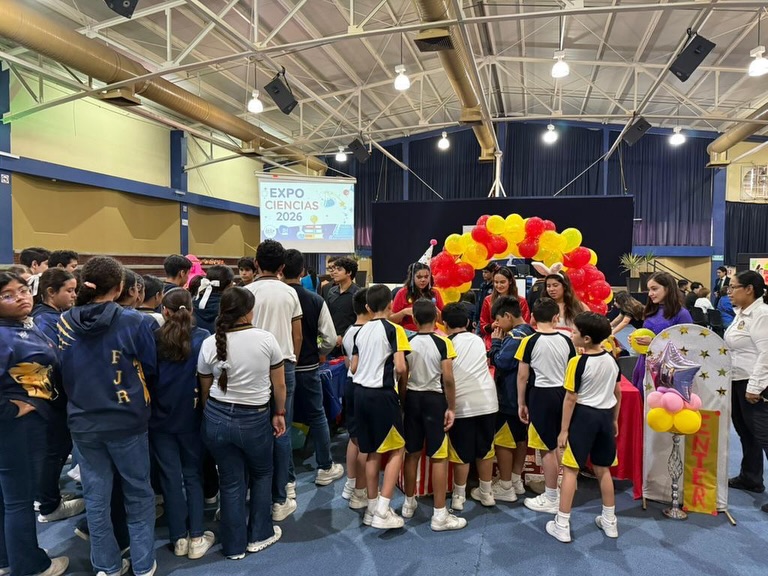 Edición Vigésimo Séptima de Expo Ciencias FJR #Prepa
Alumnos de sexto semestre compitieron con sus proyectos de física, química y biología e hicieron su última presentación dentro de la feria que es una tradición en nuestra Preparatoria en la que llevamos a los estudiantes a desarrollar proyectos con conocimientos aplicados. Jueces externos son los encargados de analizar y definir ganadores.
Compañeros de segundo y cuarto semestre presentaron como exhibición proyectos de sus materias de química y física. Felicitamos a todos por su desempeño y preparación 🤩🙌🏻
#PrepaFélix #Expociencias #SomosFélix #EducandoEnValores