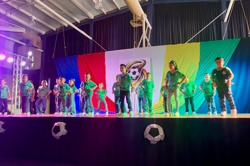 Festival primaria 2026 “Pasión Mundialista”⚽️✨
Festejar a Papá y Mamá es el mejor motivo para unir familias y disfrutar el talento de nuestros artistas.
Cada sonrisa arriba y abajo del escenario nos llena el alma 🥰🤩 Compartimos momentos vividos este 28 de mayo 🙌🏻
#Primaria #Festival #EducandoEnValores