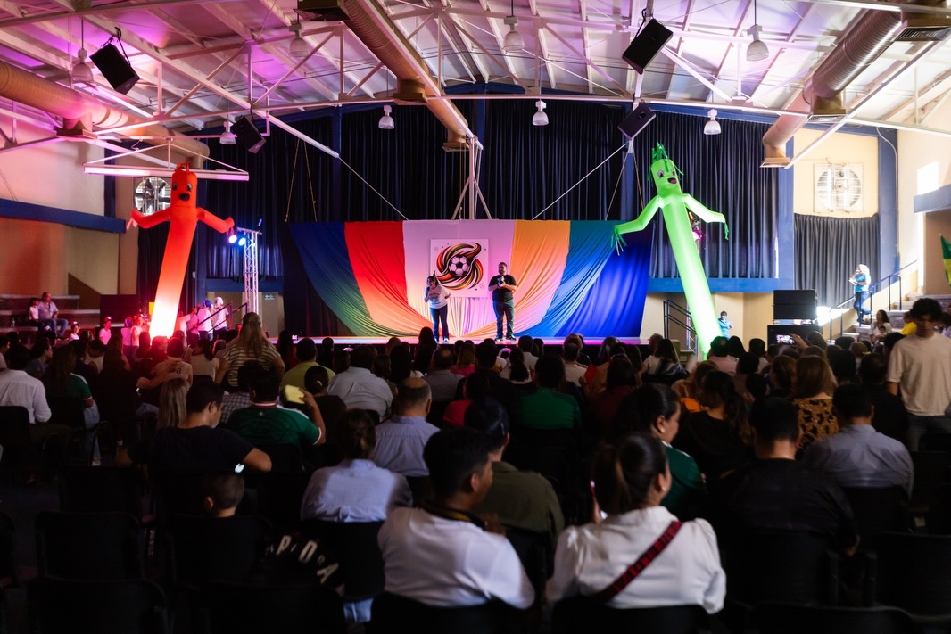 Festival primaria 2026 “Pasión Mundialista”⚽️✨
Festejar a Papá y Mamá es el mejor motivo para unir familias y disfrutar el talento de nuestros artistas.
Cada sonrisa arriba y abajo del escenario nos llena el alma 🥰🤩 Compartimos momentos vividos este 28 de mayo 🙌🏻
#Primaria #Festival #EducandoEnValores