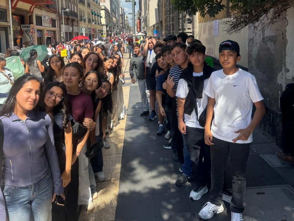 Viaje de estudios tercero de secundaria 2026🤩
Compartimos momentos de nuestros jóvenes del viaje “Conociendo México” en cierre de año escolar, los chicos se fueron de road trip y visitaron Real del Monte, Prismas Basálticos y en CDMX entre otras paradas Six Flags, todos juntos crean grandes memorias✨
#Secundaria #Viaje #ConociendoMéxico