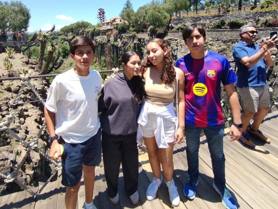 Viaje de estudios tercero de secundaria 2026🤩
Compartimos momentos de nuestros jóvenes del viaje “Conociendo México” en cierre de año escolar, los chicos se fueron de road trip y visitaron Real del Monte, Prismas Basálticos y en CDMX entre otras paradas Six Flags, todos juntos crean grandes memorias✨
#Secundaria #Viaje #ConociendoMéxico