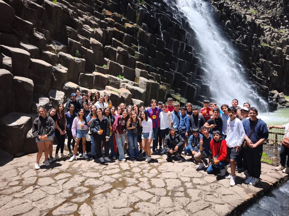 Viaje de estudios tercero de secundaria 2026🤩
Compartimos momentos de nuestros jóvenes del viaje “Conociendo México” en cierre de año escolar, los chicos se fueron de road trip y visitaron Real del Monte, Prismas Basálticos y en CDMX entre otras paradas Six Flags, todos juntos crean grandes memorias✨
#Secundaria #Viaje #ConociendoMéxico