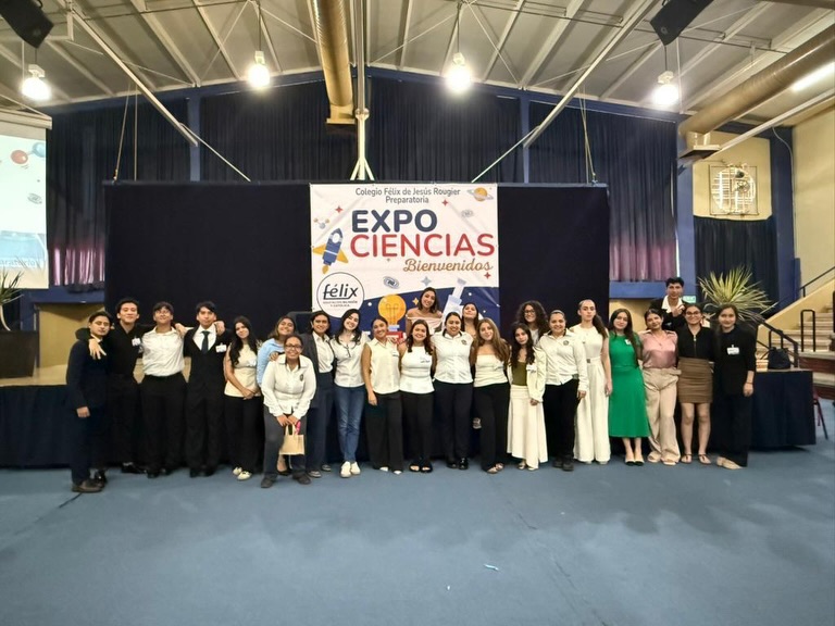 Edición Vigésimo Séptima de Expo Ciencias FJR #Prepa
Alumnos de sexto semestre compitieron con sus proyectos de física, química y biología e hicieron su última presentación dentro de la feria que es una tradición en nuestra Preparatoria en la que llevamos a los estudiantes a desarrollar proyectos con conocimientos aplicados. Jueces externos son los encargados de analizar y definir ganadores.
Compañeros de segundo y cuarto semestre presentaron como exhibición proyectos de sus materias de química y física. Felicitamos a todos por su desempeño y preparación 🤩🙌🏻
#PrepaFélix #Expociencias #SomosFélix #EducandoEnValores