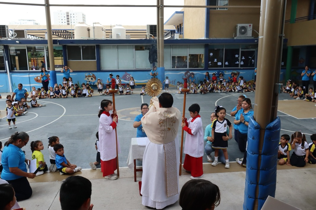 Celebramos la Solemnidad del Corpus Christi. Damos Gloria a Cristo presente en la Eucaristía🙏🏻