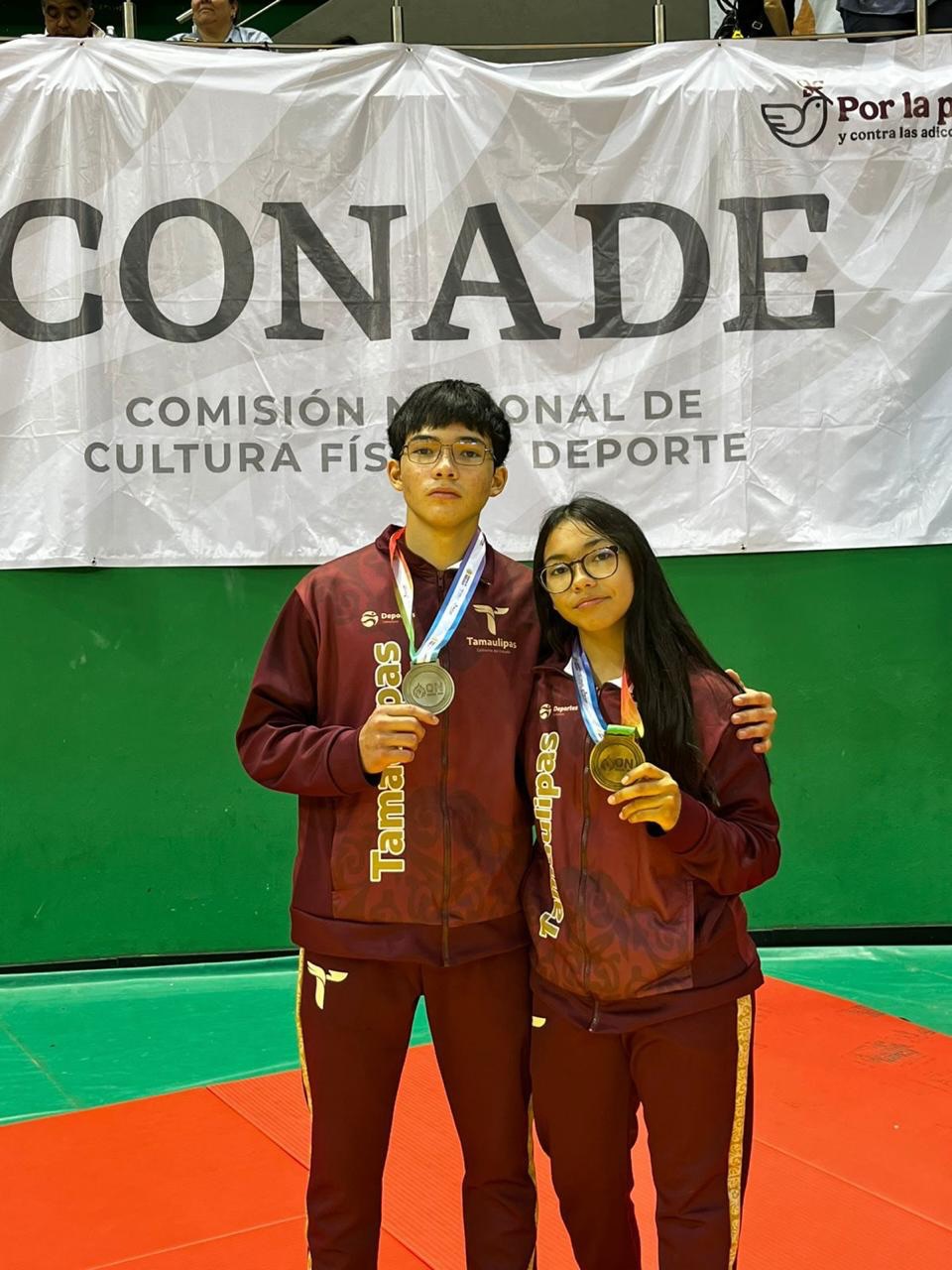Alberto y Cristina Zamora Moctezuma, grandes promesas del judo nacional🥋🤩
En el mes de mayo se llevó a cabo la Olimpiada Nacional CONADE 2026 en la ciudad de Mérida, Yucatán, en la cual Cristina se coronó campeona nacional🥇 tras imponerse a las representantes de Colima, Monterrey, Ciudad de México, Querétaro y Oaxaca. Con técnica, disciplina y determinación nuestra estudiante de secundaria levantó muy orgullosa El Oro👏🏻
Por su parte, Alberto en la categoría de Cadetes Sub-18 división 66kg obtuvo la presea de plata🥈 tras importantes victorias frente a competidores de Baja California, Campeche y Chiapas y en la final se enfrentó al representante de Chihuahua.
Felicitamos a Cristina y Alberto, además de a su familia y su entrenador Eduardo Araujo por el alto nivel de disciplina en judo que han alcanzado ambos atletas🥳 Alumnos y jóvenes responsables, familiares y llenos de valores son #orgulloFélix✨
#FomentandoElDeporte #Secundaria #Prepa #Competencia