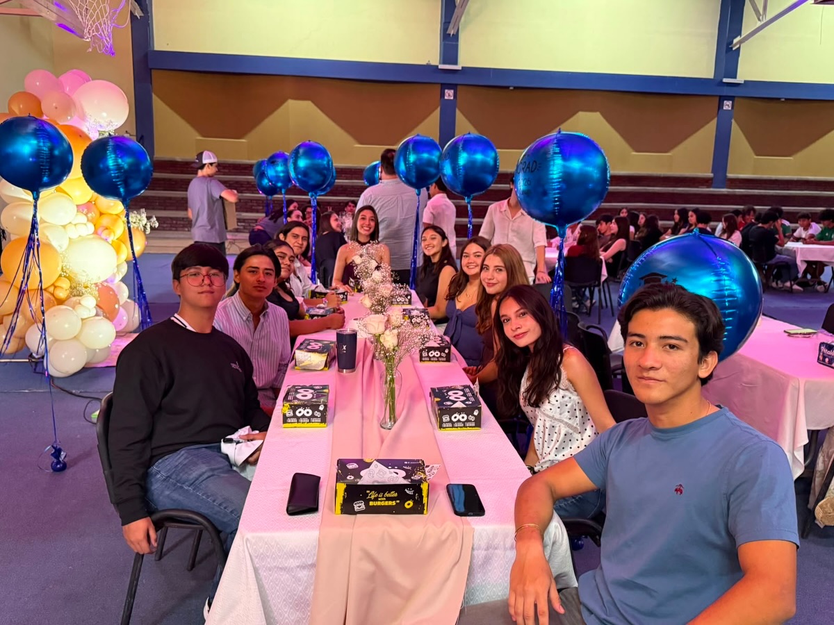 Honramos su perseverancia y celebramos sus logros, con sentimientos encontrados por el orgullo de verlos crecer y la nostalgia de saber que toca partir, felicitamos a nuestros graduados de preparatoria 2026🎓💙
A donde vayan lleven en su maleta personal, sus valores, seguridad en ustedes mismos, dedicación, respeto y responsabilidad y sobre todo la total confianza de que nuestro Señor camina con ustedes✨
Enhorabuena para nuestros jóvenes y sus familias, el Félix de Jesús Rougier siempre será su casa. ¡Hasta siempre!🤩👩🏻🎓🧑🏻🎓
#Prepa #Graduación #SomosFélix