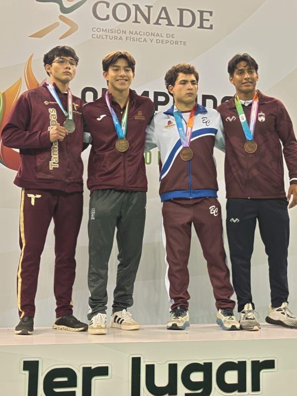 Alberto y Cristina Zamora Moctezuma, grandes promesas del judo nacional🥋🤩
En el mes de mayo se llevó a cabo la Olimpiada Nacional CONADE 2026 en la ciudad de Mérida, Yucatán, en la cual Cristina se coronó campeona nacional🥇 tras imponerse a las representantes de Colima, Monterrey, Ciudad de México, Querétaro y Oaxaca. Con técnica, disciplina y determinación nuestra estudiante de secundaria levantó muy orgullosa El Oro👏🏻
Por su parte, Alberto en la categoría de Cadetes Sub-18 división 66kg obtuvo la presea de plata🥈 tras importantes victorias frente a competidores de Baja California, Campeche y Chiapas y en la final se enfrentó al representante de Chihuahua.
Felicitamos a Cristina y Alberto, además de a su familia y su entrenador Eduardo Araujo por el alto nivel de disciplina en judo que han alcanzado ambos atletas🥳 Alumnos y jóvenes responsables, familiares y llenos de valores son #orgulloFélix✨
#FomentandoElDeporte #Secundaria #Prepa #Competencia
