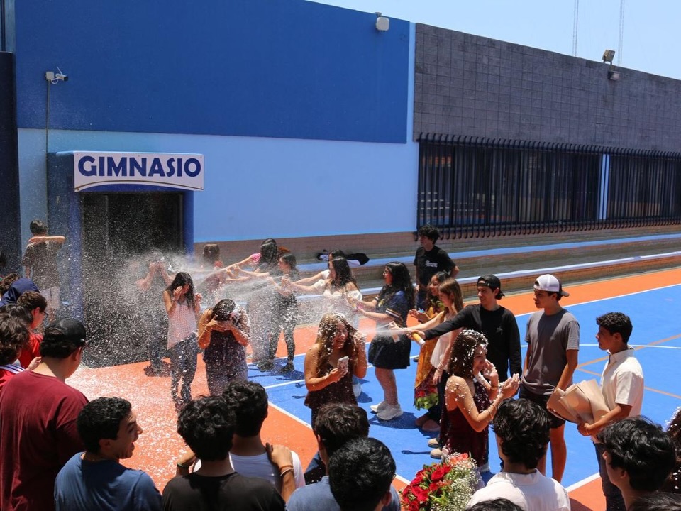 Honramos su perseverancia y celebramos sus logros, con sentimientos encontrados por el orgullo de verlos crecer y la nostalgia de saber que toca partir, felicitamos a nuestros graduados de preparatoria 2026🎓💙
A donde vayan lleven en su maleta personal, sus valores, seguridad en ustedes mismos, dedicación, respeto y responsabilidad y sobre todo la total confianza de que nuestro Señor camina con ustedes✨
Enhorabuena para nuestros jóvenes y sus familias, el Félix de Jesús Rougier siempre será su casa. ¡Hasta siempre!🤩👩🏻🎓🧑🏻🎓
#Prepa #Graduación #SomosFélix