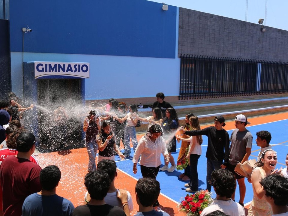 Honramos su perseverancia y celebramos sus logros, con sentimientos encontrados por el orgullo de verlos crecer y la nostalgia de saber que toca partir, felicitamos a nuestros graduados de preparatoria 2026🎓💙
A donde vayan lleven en su maleta personal, sus valores, seguridad en ustedes mismos, dedicación, respeto y responsabilidad y sobre todo la total confianza de que nuestro Señor camina con ustedes✨
Enhorabuena para nuestros jóvenes y sus familias, el Félix de Jesús Rougier siempre será su casa. ¡Hasta siempre!🤩👩🏻🎓🧑🏻🎓
#Prepa #Graduación #SomosFélix