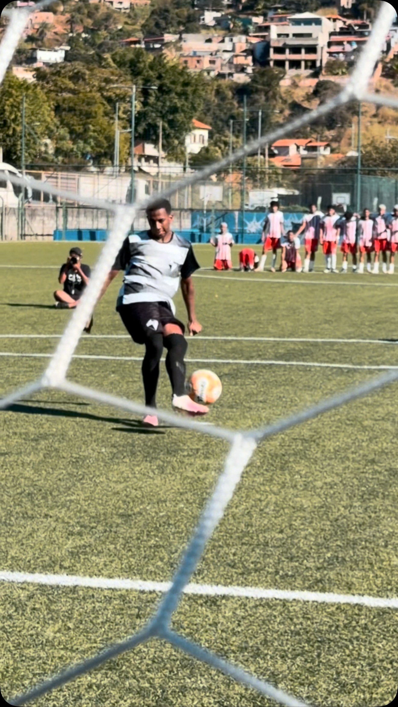 HAJA CORAÇÃO E BOLA NA REDE! 🎬🔥⚽️
confere os melhores momentos desse duelo absurdo entre Serra e Santa Rita! Um 1x1 suado no tempo normal, muita raça dividida em cada palmo de campo e aquela tensão que só a disputa de pênaltis consegue entregar.
Sem narração, só a energia pura da favela e o talento dos nossos craques até o apito final (e além dele)! O time da Serra teve frieza na marca da cal, cravou 3x1 e garantiu o passaporte pra Grande Final! 🏆
Qual foi o lance mais brabo desse jogo na sua opinião? Comenta aqui embaixo! 👇🏾