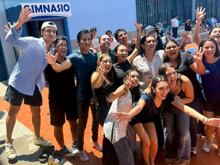 Honramos su perseverancia y celebramos sus logros, con sentimientos encontrados por el orgullo de verlos crecer y la nostalgia de saber que toca partir, felicitamos a nuestros graduados de preparatoria 2026🎓💙
A donde vayan lleven en su maleta personal, sus valores, seguridad en ustedes mismos, dedicación, respeto y responsabilidad y sobre todo la total confianza de que nuestro Señor camina con ustedes✨
Enhorabuena para nuestros jóvenes y sus familias, el Félix de Jesús Rougier siempre será su casa. ¡Hasta siempre!🤩👩🏻🎓🧑🏻🎓
#Prepa #Graduación #SomosFélix