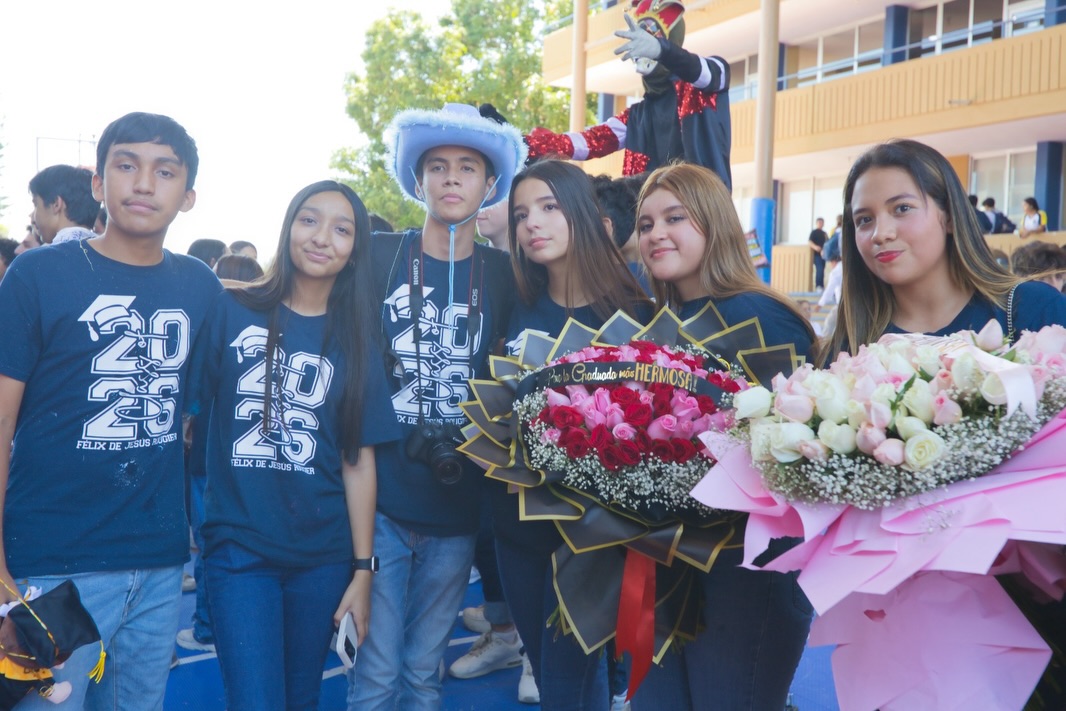 Último pase de lista de tercero de secundaria 2026🧑🏻🎓👩🏻🎓💙
Cerrar un ciclo es tomar una última foto, dar un fuerte abrazo a un gran amigo, agradecer a tus maestros que te vieron crecer… es entre lágrimas sonreír por un gran logro conseguido y la nostalgia maravillosa que se siente al culminar… gratitud a cada familia que ha estado detrás de nuestros jóvenes y que nos dieron su confianza💙 y a cada graduado que engrandeció nuestras aulas🙌🏻…
Felicidades Graduados GEN 2023-2026🎓
#porsiemprefelix #secundaria #graduados