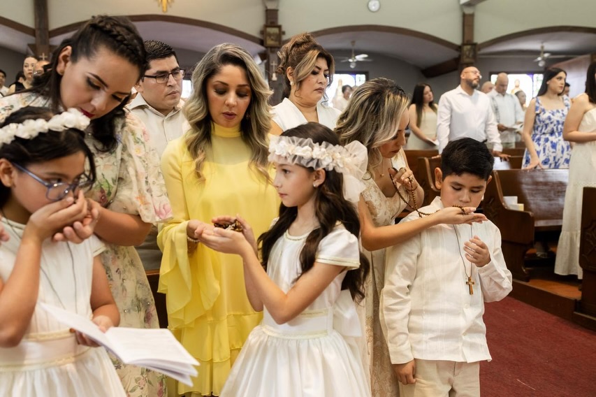 Nuestros alumnos de cuarto de primaria recibieron la más hermosa invitación de Jesús para ser su mejor amigo, es un banquete de amor en donde el Señor se hace presente para alimentarlos, escucharlos y acompañarlos siempre.
Recordemos a nuestros niños, con nuestro testimonio de Fe, que Jesús se quedó en la Eucaristía porque nos ama 🙏🏻