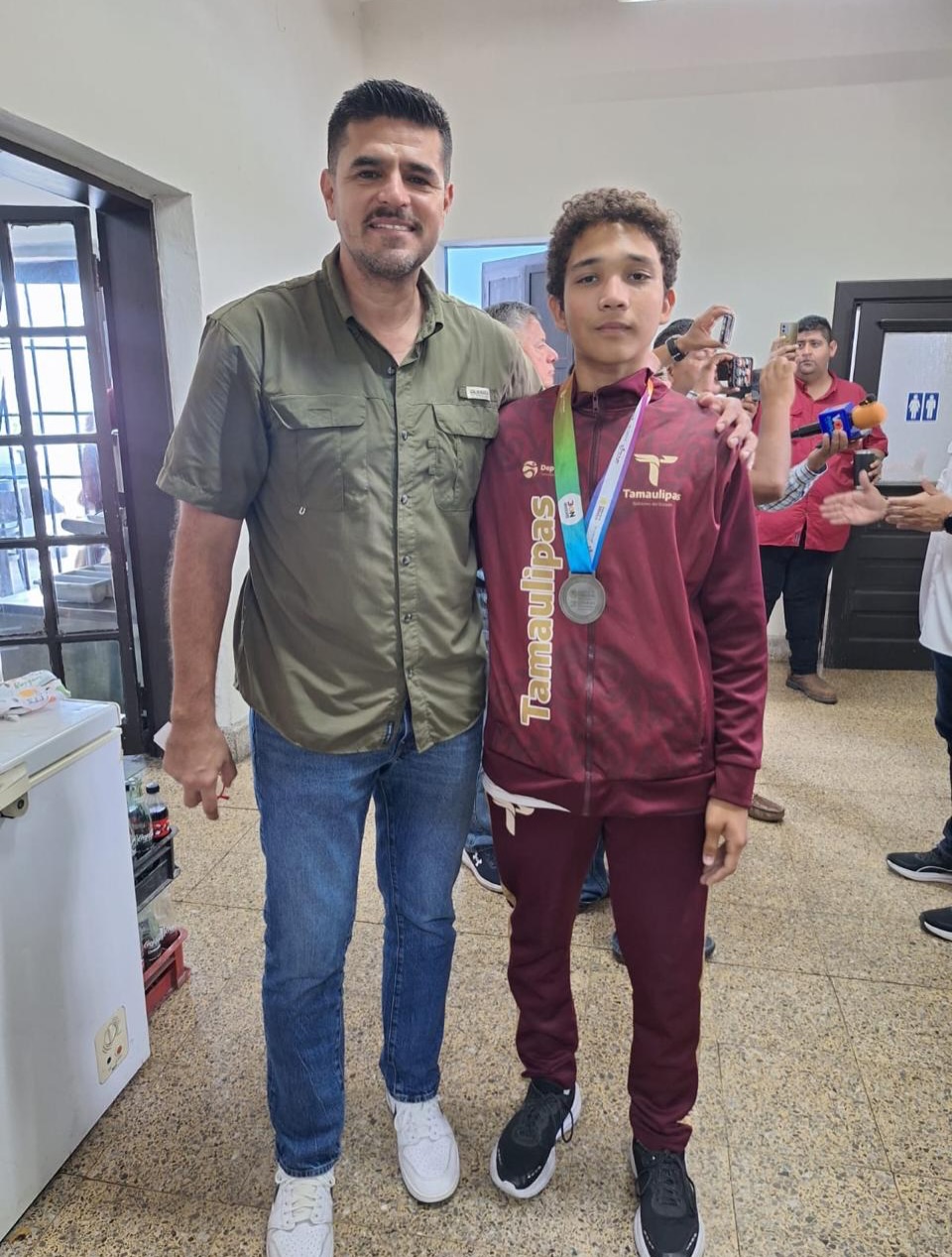 Edgar Zúñiga Cedillo medalla de plata🥈 en CONADE 2026 en la disciplina de Karate🥋
En el Centro Expositor de Puebla se realizó la Olimpiada Nacional y nuestro alumno Edgar formó parte de la Selección de Tamaulipas en el equipo de Kata Cadete 14-15 que lograron obtener segundo lugar🥈.
Felicitamos y reconocemos el esfuerzo y dedicación de Edgar, que los éxitos sigan y se cosechen muchas más experiencias y momentos de aprendizaje y crecimiento, eres #orgulloFelix
Felicidades a todo el equipo representativo de Tamaulipas, entrenadores y sus familias. ¡Enhorabuena!✨
#SomosFélix #Secundaria #FomentandoElDeporte
