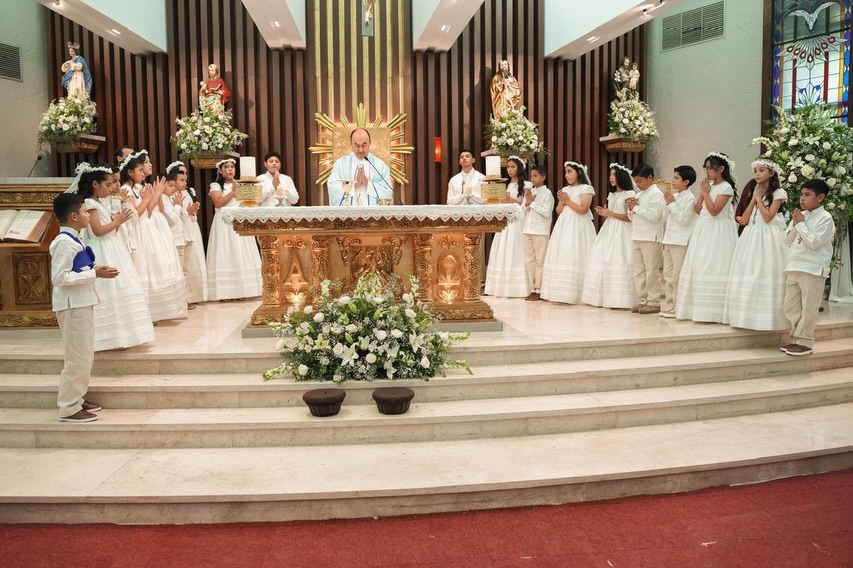 Nuestros alumnos de cuarto de primaria recibieron la más hermosa invitación de Jesús para ser su mejor amigo, es un banquete de amor en donde el Señor se hace presente para alimentarlos, escucharlos y acompañarlos siempre.
Recordemos a nuestros niños, con nuestro testimonio de Fe, que Jesús se quedó en la Eucaristía porque nos ama 🙏🏻
